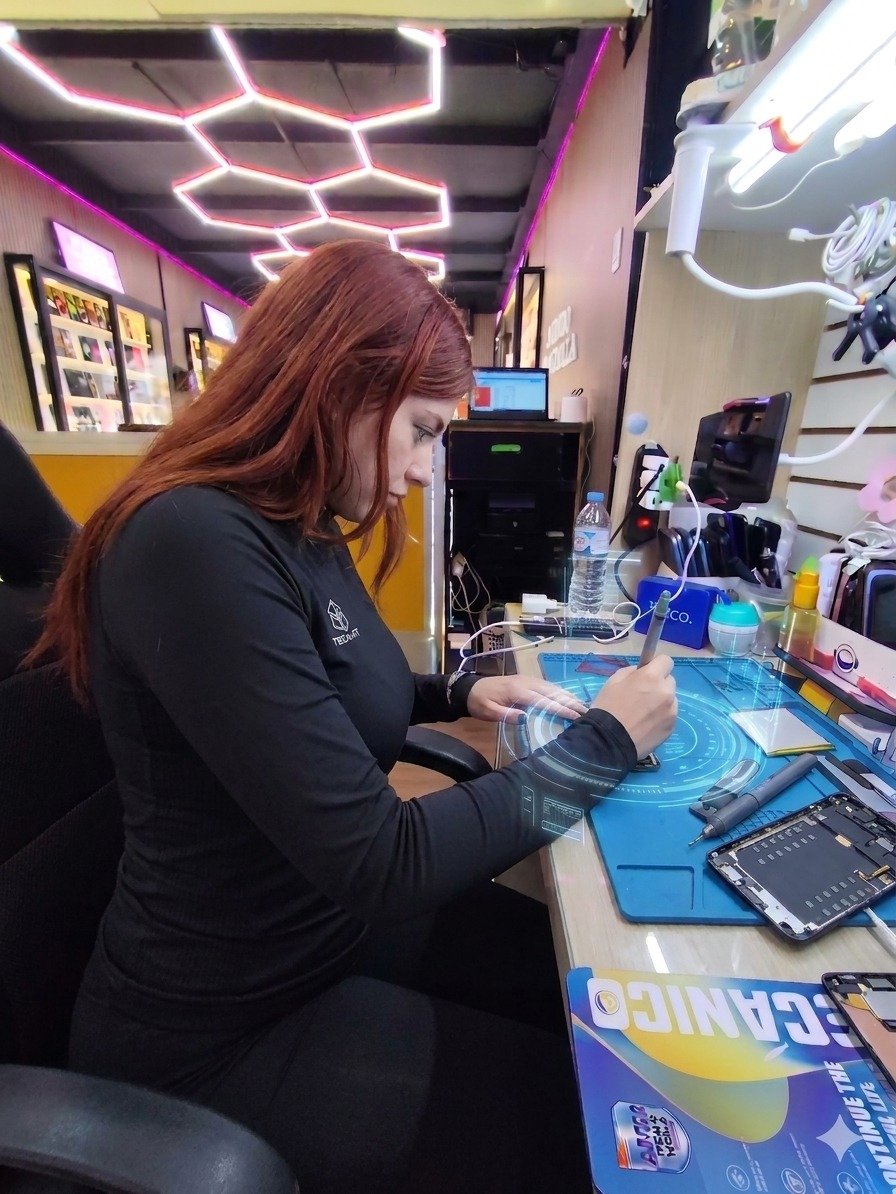 Técnico de Mundo Pantalla reparando la pantalla de un celular en Limache